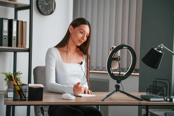 How Can UK Organic Cosmetic Brands Use Content Marketing to Educate Consumers?